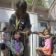 18.jul.2013 - Chewbacca, de "Star Wars", mostra seu lado sensível interagindo com crianças na feira - David Maung/EFE