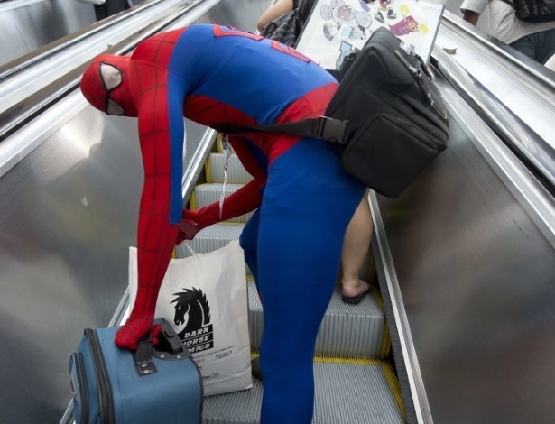 18.jul.2013 - Conhecido por sua agilidade, nem mesmo o Homem Aranha consegue se locomover rapidamente pela Comic-Con - Robyn Beck/AFP