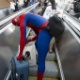 18.jul.2013 - Conhecido por sua agilidade, nem mesmo o Homem Aranha consegue se locomover rapidamente pela Comic-Con - Robyn Beck/AFP