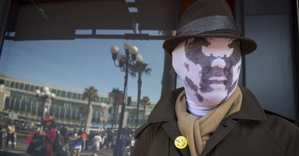 18.jul.2013 - Cosplayer trajado do antiherói Rorschach da graphic novel "Watchmen" - Fred Greaves/Reuters
