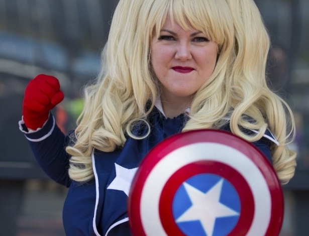 18.jul.2013 - Fã do Capitão América encarna uma versão "Lolita" do personagem durante a feira - Fred Greaves/Reuters