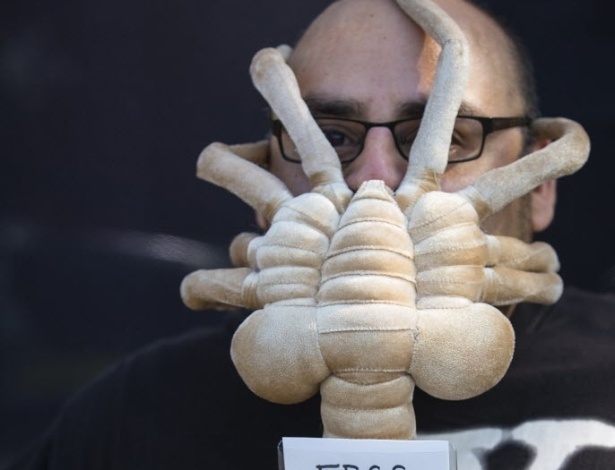 18.jul.2013 - Fã oferece abraços gratuitos, uma brincadeira com os temidos extraterrestres "abraçadores de rosto" da série "Alien" - Fred Greaves/Reuters