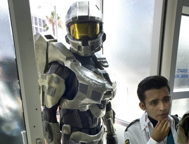 18.jul.2013 - Homem com armadura de Master Chief do videogame "Halo" espera na fila para entrar na feira - David Maung/EFE