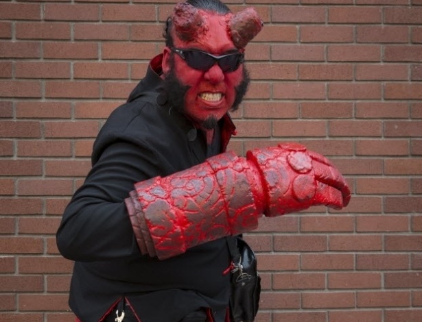 18.jul.2013 - Homem vestido como o demônio da série de quadrinhos "Hellboy". O terceiro filme da franquia está em desenvolvimento - Fred Greaves/Reuters