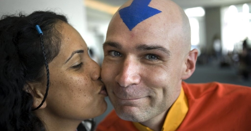 18.jul.2013 - Homem vestido como o personagem Aang do desenho "Avatar" recebe beijo - David Maung/EFE
