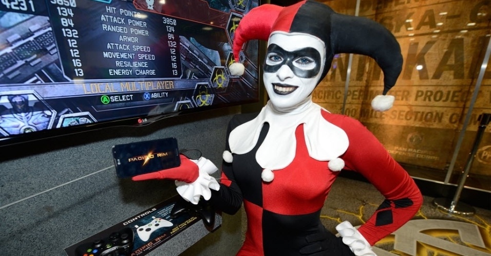 18.jul.2013 - Modelo vestida como a personagem da série Batman Arlequina, sorri para os fotógrafos - Robyn Beck/AFP