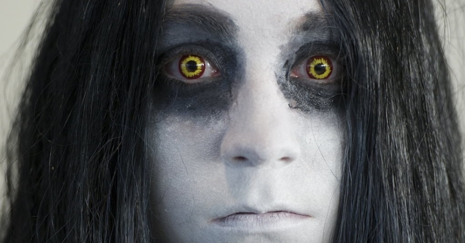 18.jul.2013 - Mulher vestida como a fantasmagórica Alma Wade da série de videogame "F.E.A.R." posa para fotos - Robyn Beck/AFP