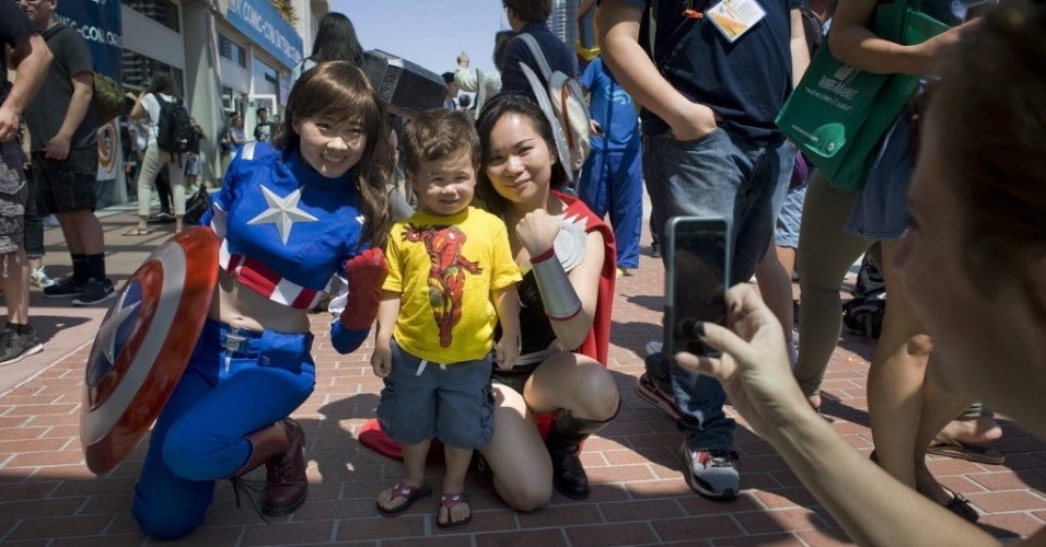 18.jul.2013 - Mulheres vestidas como Capitão América e Thor, com o garotinho improvisando um cosplay de Homem de Ferro no meio - David Maung/EFE