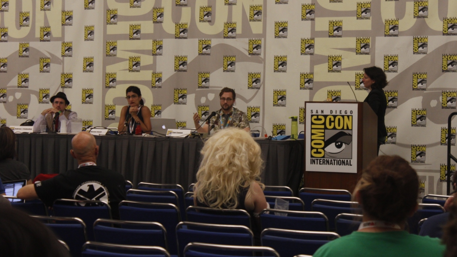 18.jul.2013 - Na mesa "Quadrinhos e o Passado Violento" da Comic-Con 2013, o professor Sam Cannon (à direita), da Universidade do Texas em Austin, analisou a graphic novel "Daytripper", de Fábio Moon e Gabriel Bá - Natalia Engler/UOL