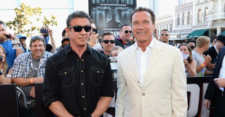 18.jul.2013 - Os atores Sylvester Stallone e Arnold Schwarzenegger chegam para a pré-estreia de "Escape Plan" na Comic-Con, em San Diego - Ethan Miller/AFP