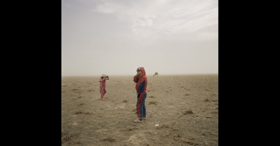 A premiação na categoria abaixo dos 30 anos ficou com Michele Palazzi, que estava trabalhando em uma reportagem no deserto de Gobi, na Mongólia, quando capturou a imagem “Gone with the Dust” (Levado pela Tempestade, em tradução livre) durante uma tempestade de areia - Michele Palazzi /Sociedade Real de Fotografia