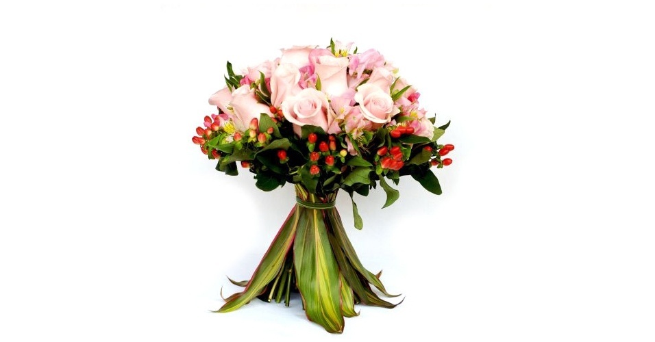 Buquê de rosas importadas, ervilha de cheiro, hipericum, alstroemérias e cabo revestido com folhas de dracena vermelha; na Flor & Forma (www.floreforma.com.br)