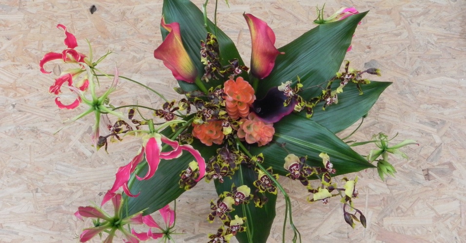 Buquê feito com gloriosas, orquídeas colmanara, calas e cúrcuma; na Escarlate Flores & Design (www.escarlateflores.com), por R$ 300