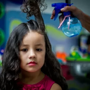 Fotos: Aprenda passo a passo a fazer um penteado infantil em cabelo  cacheado - 19/07/2013 - UOL Universa