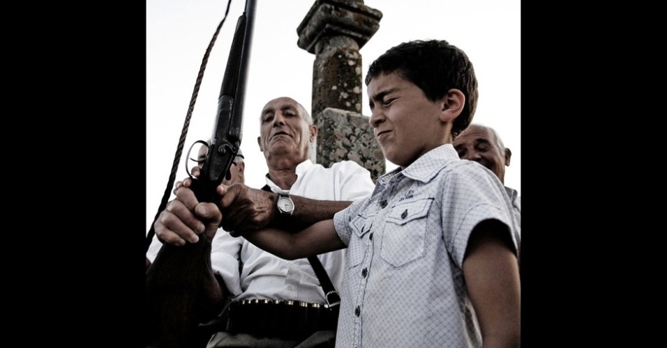 O segundo lugar ficou com Mattia Vacca por “S'Ardia – Introdução à vida familiar em Barbagia”. O garoto aprende a atirar com uma arma de fogo como parte de um rito de iniciação ao final de uma corrida de cavalos com cem jóqueis - Mattia Vacca /Sociedade Real de Fotografia