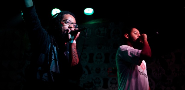 Os rappers Rael (esq.) e Emicida (dir.) em imagem de divulgação tirada em junho de 2012 no Studio SP - Divulgação