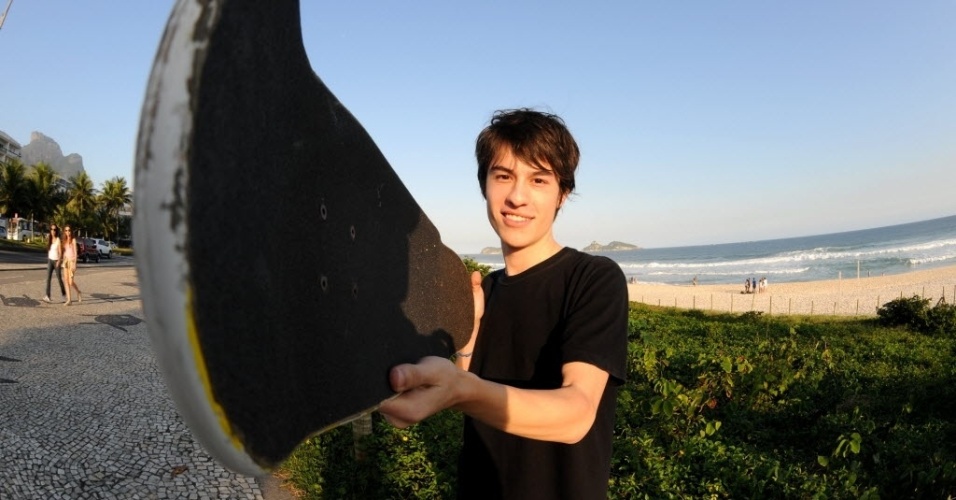 Thalles Cabral anda de skate na praia da Barra, na zona oeste do Rio