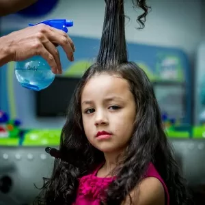 penteado de cabelo cacheado infantil simples