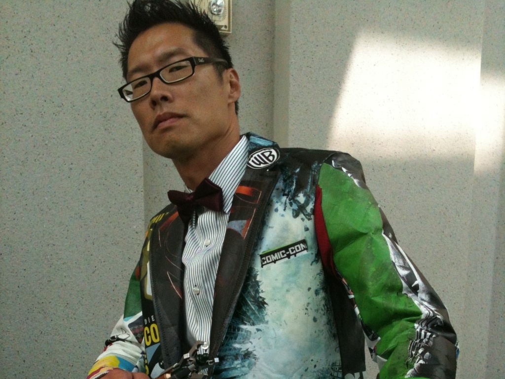 18,jul.2013 - "Foi minha ideia usar as sacolas como material, mas quem confeccionou foi Michael G. Lew, um amigo meu e estilista", disse Tony Kim sobre o traje feito com o material distribuído como brinde para os fãs da convenção de cultura pop - Estefani Medeiros/UOL