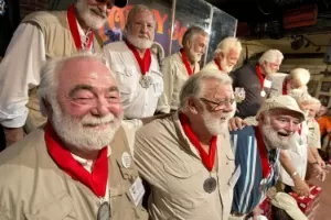 Imagem cedida pelo Florida Keys News Bureau mostra competidores do "Papa" Hemingway Look-Alike Contest, ou Concurso de Sósias de "Papa" Hemingway, que ocorre anualmente na Flórida. Os rounds ocorrem no Sloppy Joe"s Bar, na cidade de Key West - AFP PHOTO / Florida Keys News Bureau / Andy NEWMAN