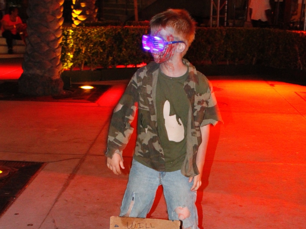 18.jul.2013 - Kendall Morgan, de 9 anos, faz dança zumbi para conseguir dinheiro para comprar um novo jogo de videogame na Comic-Con 2013 - Natalia Engler/UOL