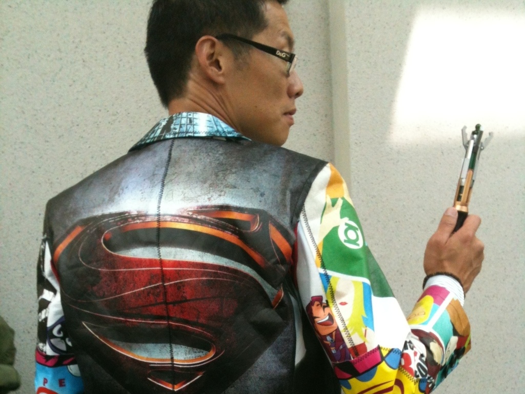 18,jul.2013 - Mesmo usando um visual considerado básico perto dos cosplays megalomaníacos da Comic-Con, o americano Tony Kim fez sucesso com sua roupa produzida com sacolas da feira - Estefani Medeiros/UOL
