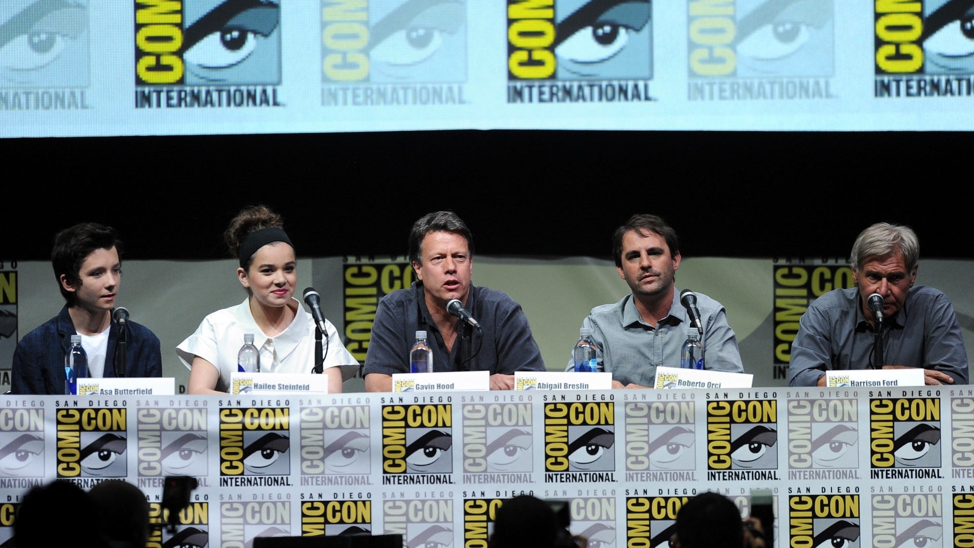 18.jul.2013 - Os atores Asa Butterfield e Hailee Steinfeld, o escritor Gavin Hood, o produtor Roberto Orci, e o ator Harrison Ford durante o painel de "O Jogo do Exterminador" e "Divergent" - Getty Images