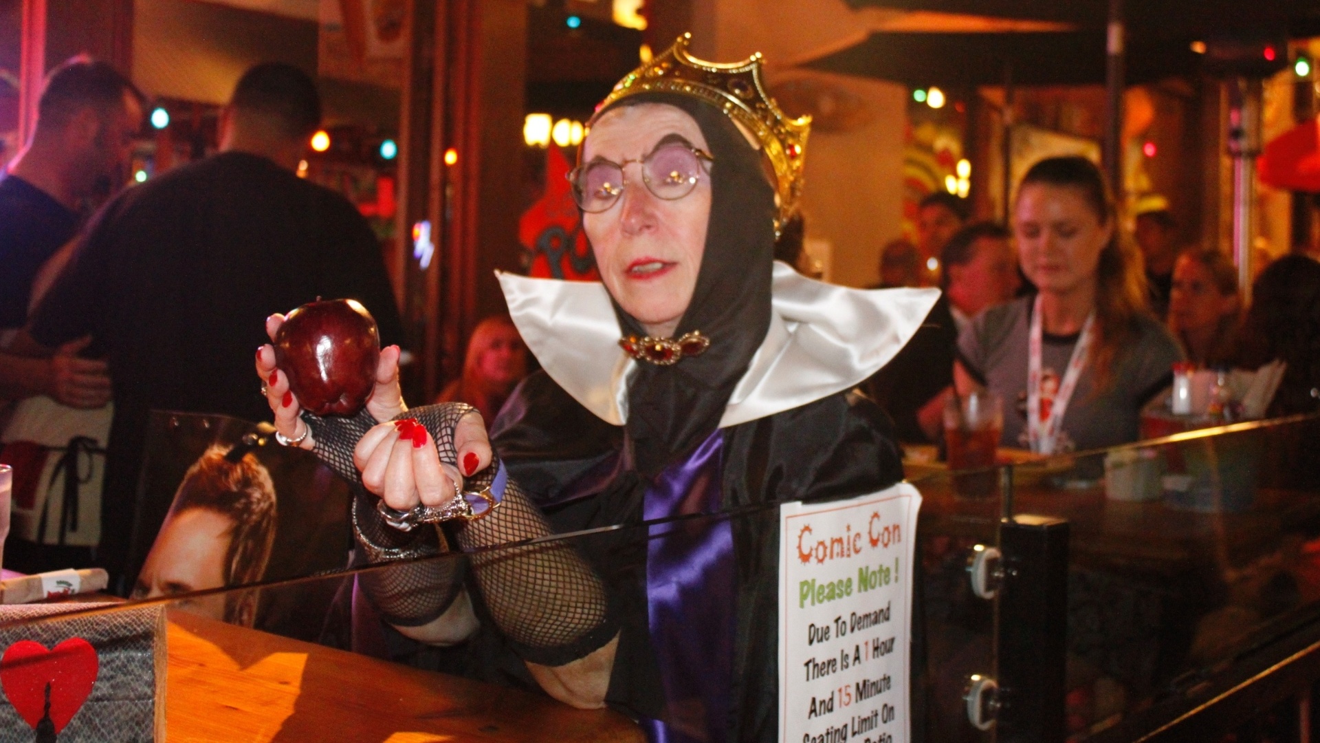 18.jul.2013 - Participante da Comic-Con aproveita a noite em um restaurante mexicano próximo ao centro de convenções fantasiada como a madrasta má da Branca de Neve, com direito a maçã envenenada - Natalia Engler/UOL