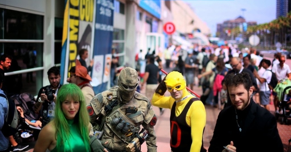 19.jjul.2013 - Fãs posam para os fotógrafos durante a feira - Sandy Huffaker/AFP