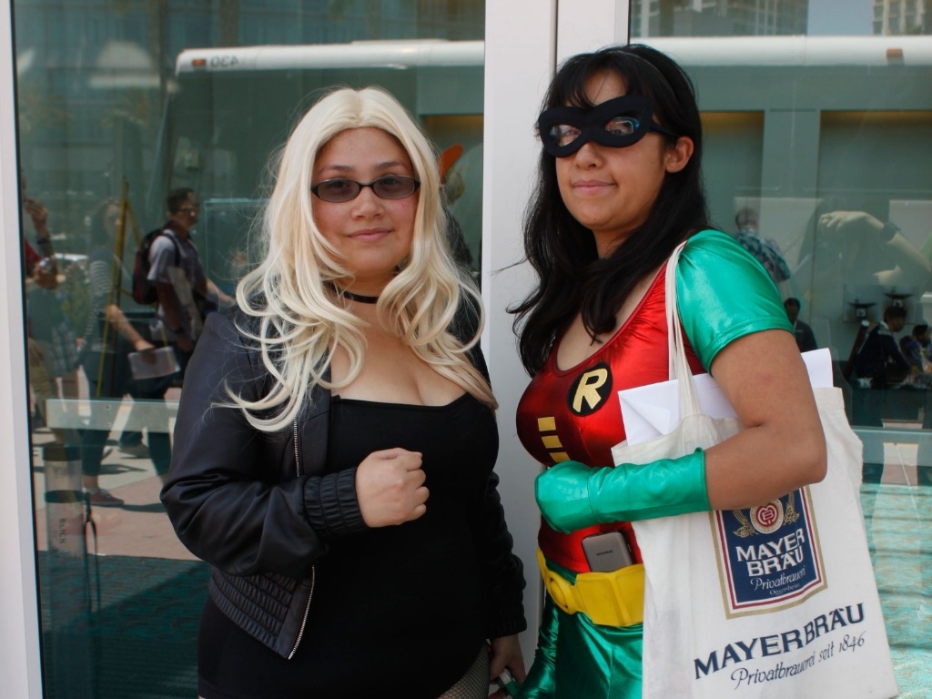 19.jul.2013 -  As irmãs Maribel (esq.) e Verônica vieram de Fontana, na Califórnia, para participar da Comic-Con 2013. Veronica gastou 35 dólares na fantasia de Robin e Maribel juntou uma bota e uma jaqueta que já tinha e gastou cerca de 30 dólares na peruca, colant e meia calça - Natalia Engler/UOL