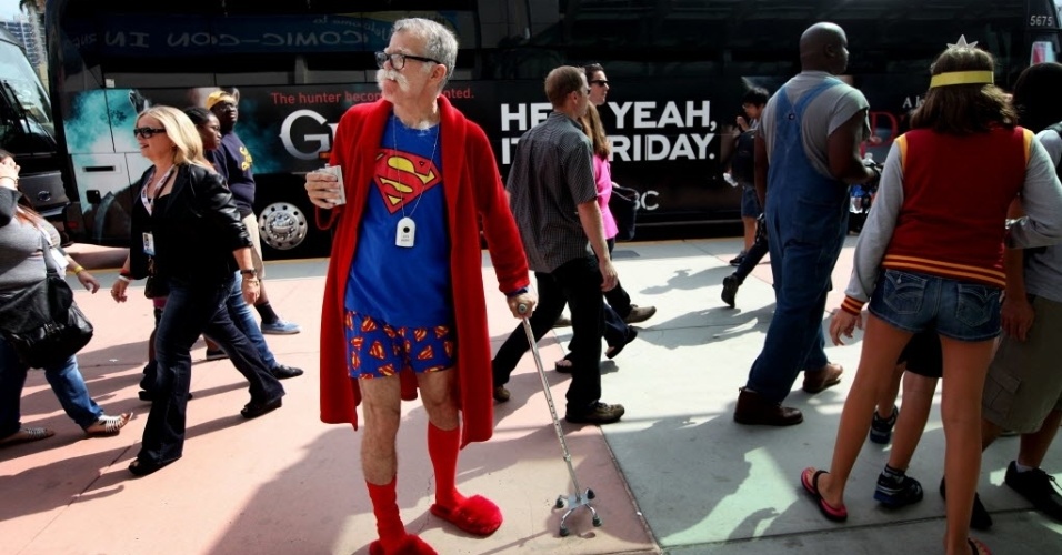 19.jul.2013 - Cosplay de Superman versão terceira idade vagando entre o público da Comic-Con - Sandy Huffaker/AFP