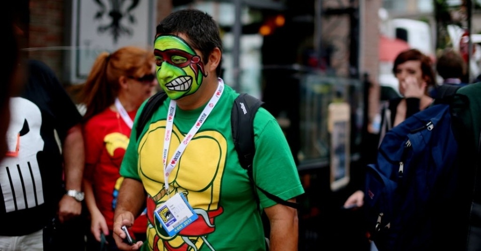 19.jul.2013 - Cosplay de Tartaruga Ninja andando na Comic-Con - Sandy Huffaker Crédito/AFP