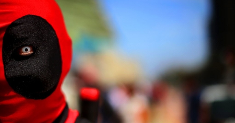 19.jul.2013 - "Deadpool" anda entre o público da Comic-Con - Sandy Huffaker/AFP