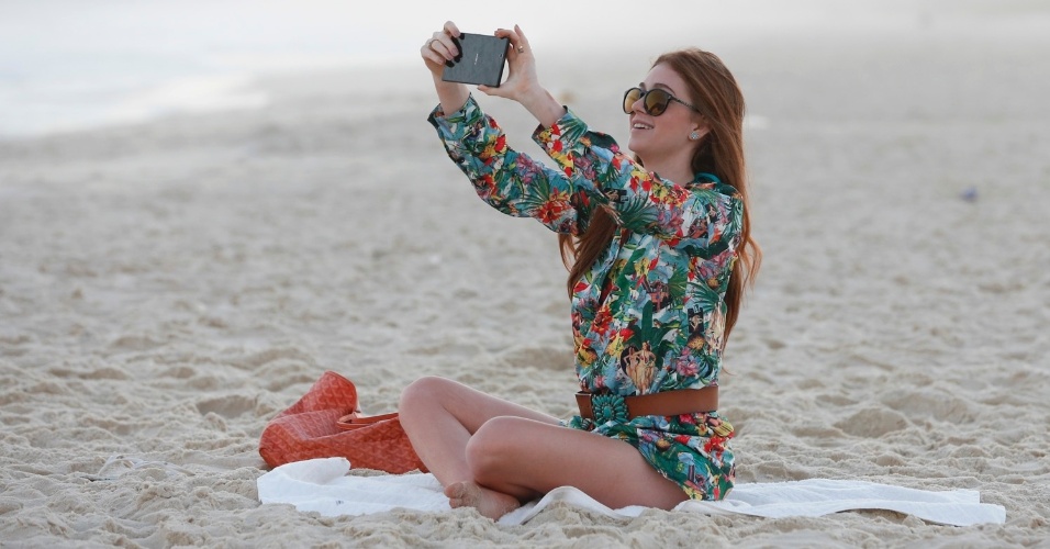 19.jul.2013 - Depois da polêmica em torno de seu cabelo, Marina Ruy Barbosa vai á praia sozinha e tira fotos fazendo biquinho
