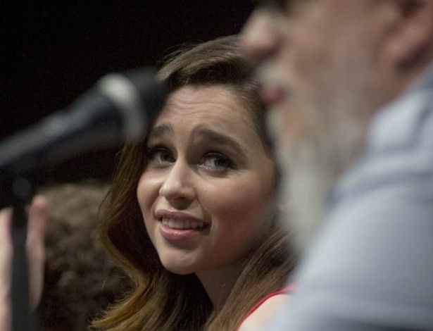 19.jul.2013 - Emilia Clarke atrás do escritor George R. R. Martin no painel de "Game Of Thrones" na Comic-Con - David Maung/EFE