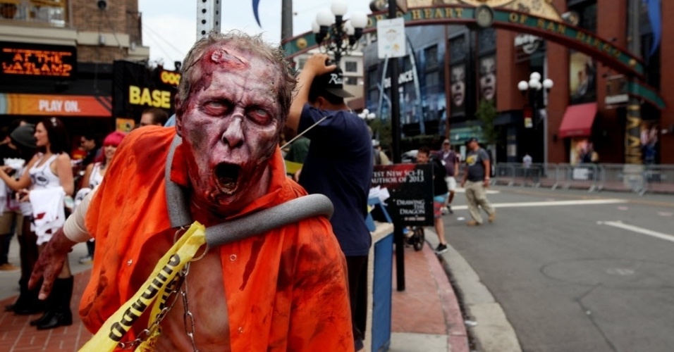 19.jul.2013 - Fã de cosplay dá vazão a seu lado zumbi assustando o público da Comic-Con no terceiro dia da conferência - Sandy Huffaker/AFP