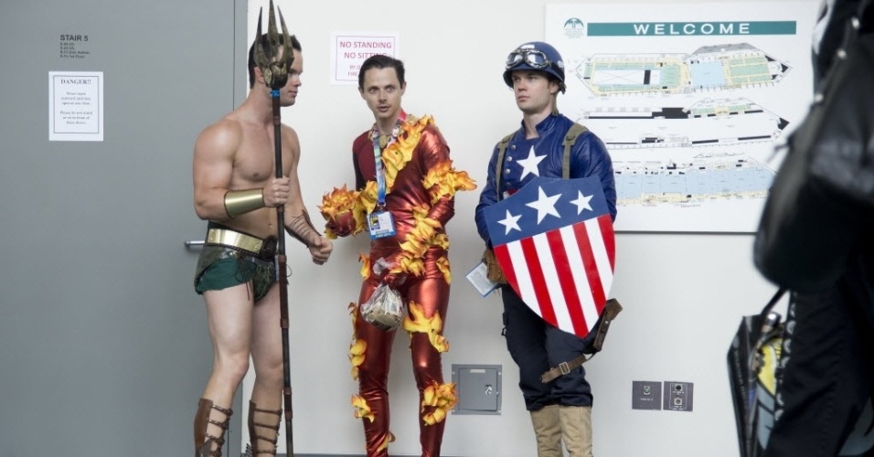19.jul.2013 - Fãs trajados como os personagens Namor, Tocha Humana e Capitão América na Comic-Con - Robyn Beck/AFP