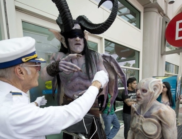 19.jul.2013 - Homens com fantasias elaboradas de monstros chegam à Comic-Con - Robyn Beck/AFP