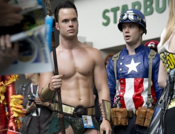 19.jul.2013 - Homens vestidos como os personagens Namor e Capitão América na Comic-Con - Robyn Beck/AFP