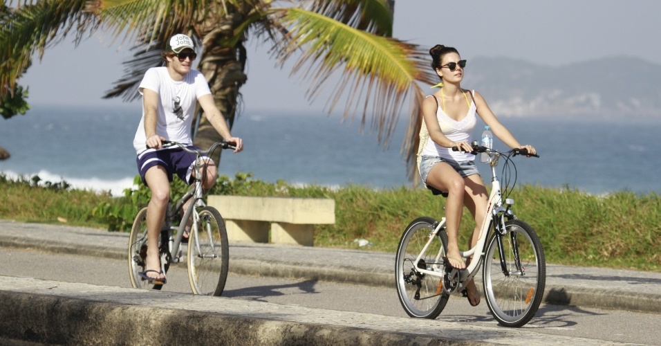 19.jul.2013 - Isis Valverde aproveitou a sexta-feira para passear de bicicleta acompanhada do namorado, o músico Tom Rezende