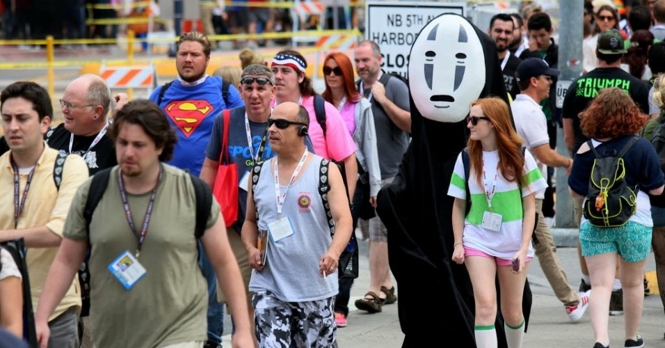 19.jul.2013 - Público chega para o terceiro dia da Comic-Con em San Diego. Entre eles, fã vestido de No Face de "A Viagem de Chihiro" - Sandy Huffaker/AFP