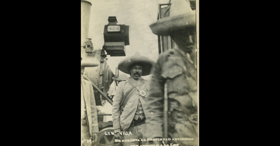De 1910 a 1920, o México mergulhou em uma série de guerras. Figuras icônicas como Pancho Villa (retratado em um cartão-postal), que liderou a luta armada no norte do país, e Emiliano Zapata, que comandou a ofensiva no sul, ascenderam a posições de poder. Villa e Zapata, assim como muitos outros de seus correligionários, foram mortos violentamente - Reprodução