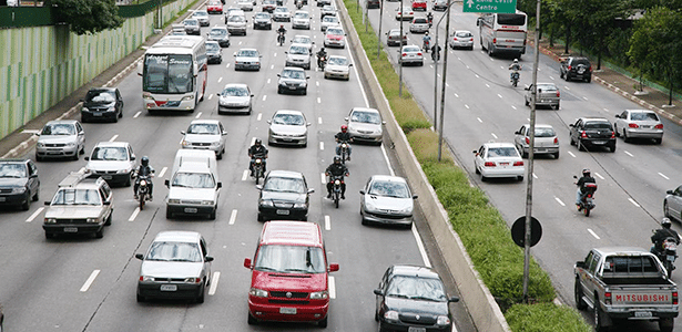 Carros e motos têm de conviver no trânsito, então o melhor é evitar acidentes e estresse - Divulgação
