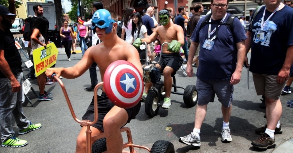 19.jul.2013 - Capitão América e Hulk andam de triciclos em cosplays minimalistas - Sandy Huffaker/AFP