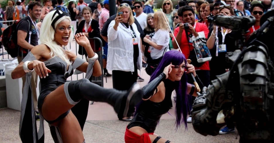 19.jul.2013 - Garotas exibem seus cosplays para os fotógrafos na convenção pop - Sandy Huffaker/AFP
