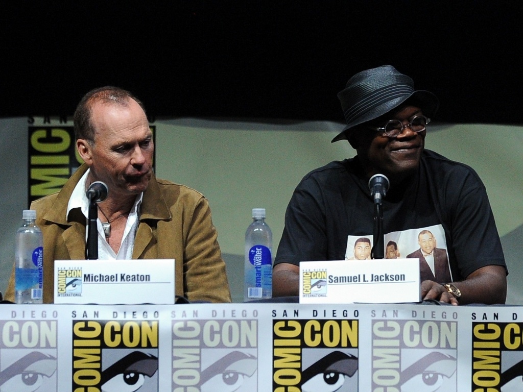 19.jul.2013 - Michael Keaton e Samuel L. Jackson em painel do filme "RoboCop" - Getty Images