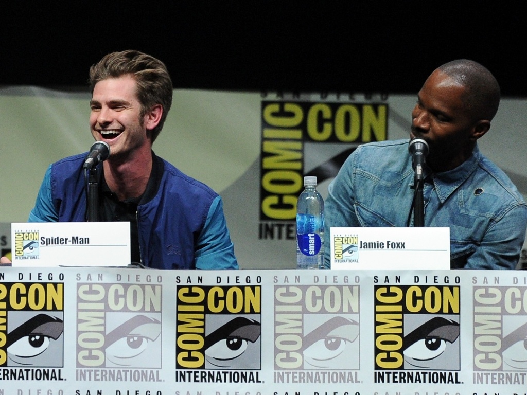 19.jul.2013 - O ator Andrew Garfield com o ator Jamie Foxx no painel de "O Espetacular Homem-Aranha 2" - Getty Images
