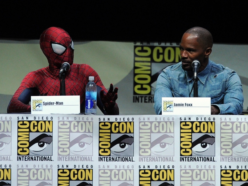 19.jul.2013 - O ator Andrew Garfield vestido de Homem-Aranha ao lado do ator Jamie Foxx no painel de "O Espetacular Homem-Aranha 2" - Getty Images