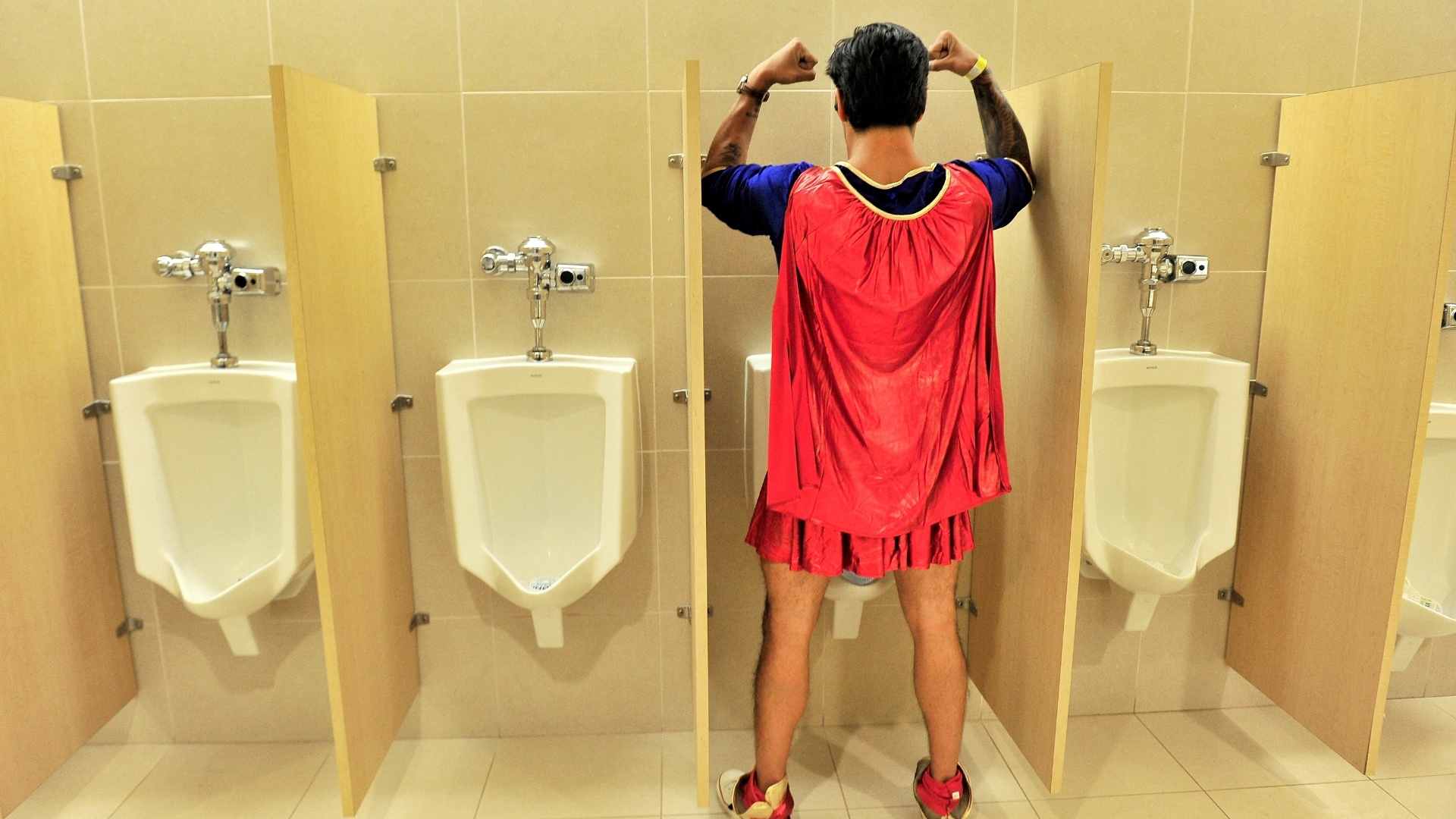 19.jul.2013 - Super-herói se alivia durante a feria pop - Getty Images