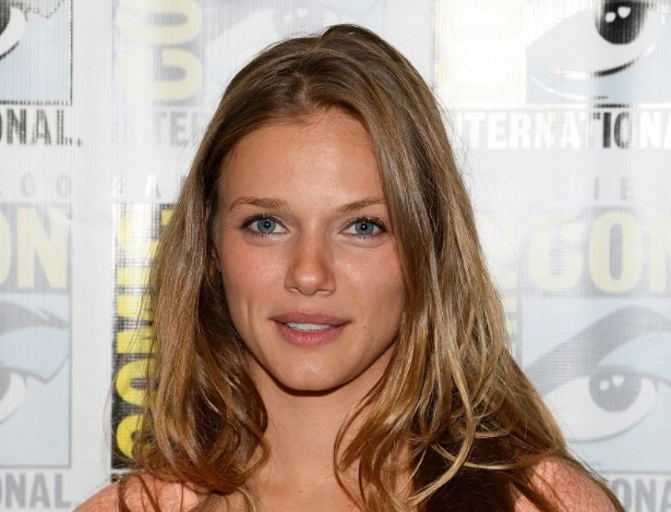 20.jul.2013 - A atriz Tracy Spiridakos em evento da série "Revolution" durante a Comic-Con - Ethan Miller/AFP